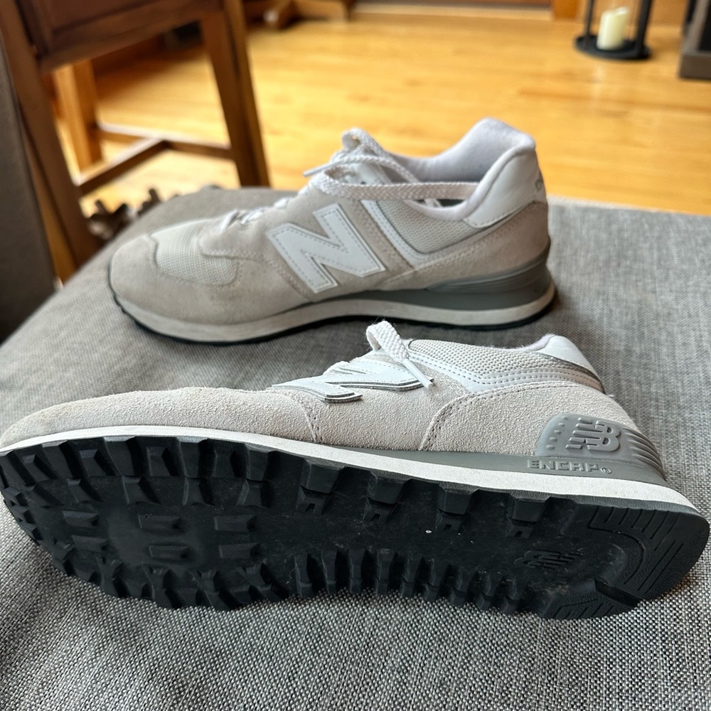 Beige New Balance 574